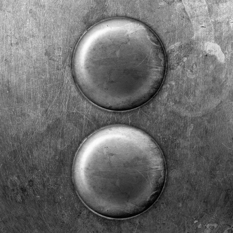 两个旧磨损的金属钮扣纹理