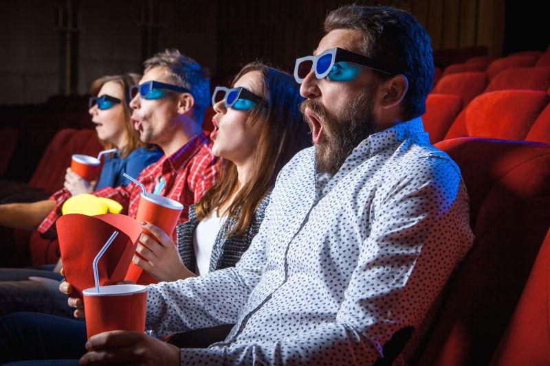 电影院里戴着3D眼镜看电影的朋友们