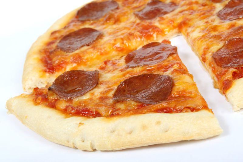 白色背景下的传统意大利奶酪香肠比萨