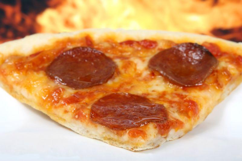 白色背景下传统的意大利奶酪香肠比萨