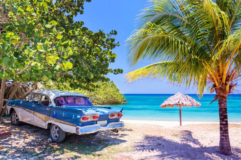 热带海滩您的复古老爷车