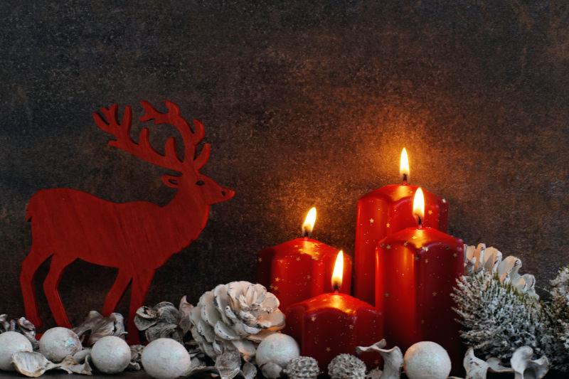 红色的圣诞麋鹿装饰和蜡烛