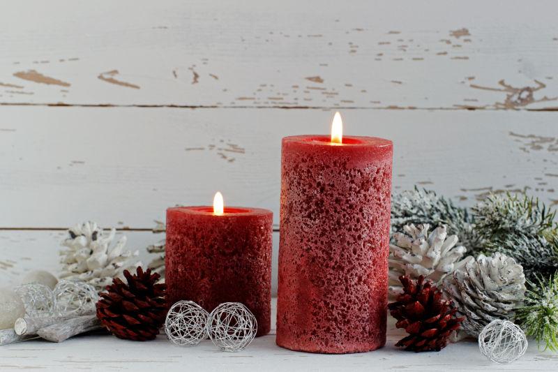 红色的蜡烛和圣诞装饰物