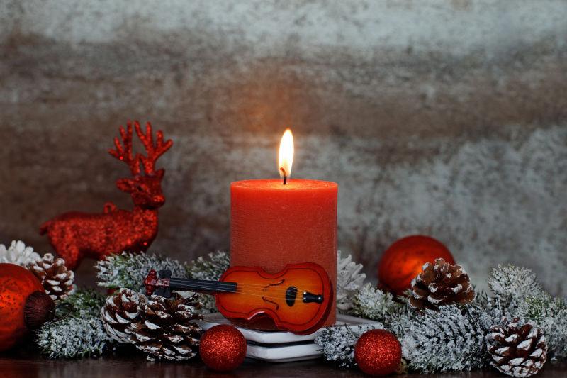 红色的蜡烛和圣诞装饰品小吉他