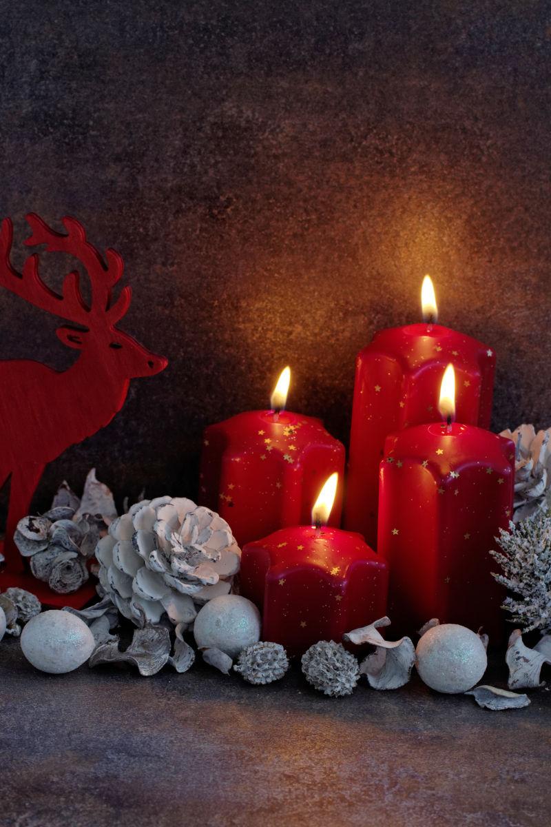 圣诞节红色蜡烛和装饰品