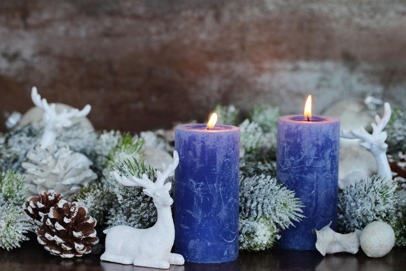 圣诞节蓝色蜡烛和装饰品