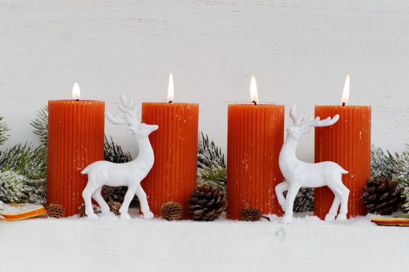 圣诞节蜡烛和麋鹿装饰品