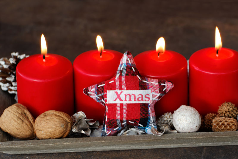 圣诞节红色蜡烛和圣诞节星星