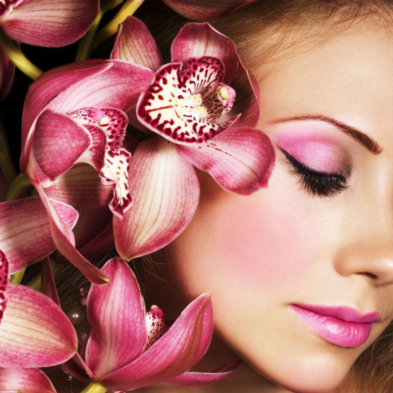 粉红色的兰花装饰的时尚美女
