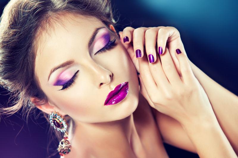 紫色妆容时尚美女