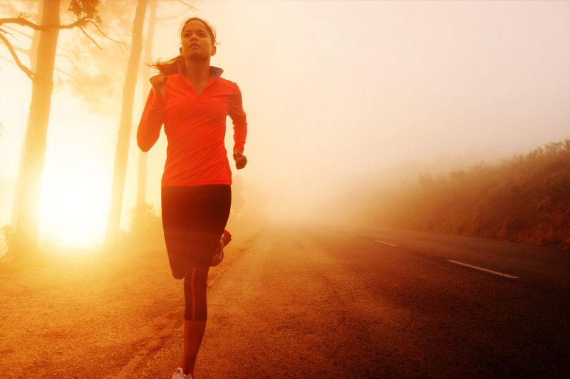 运动员晨跑途中跑马拉松训练