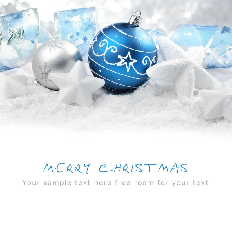 雪花上的蓝色圣诞铃铛和各种美丽的圣诞饰品