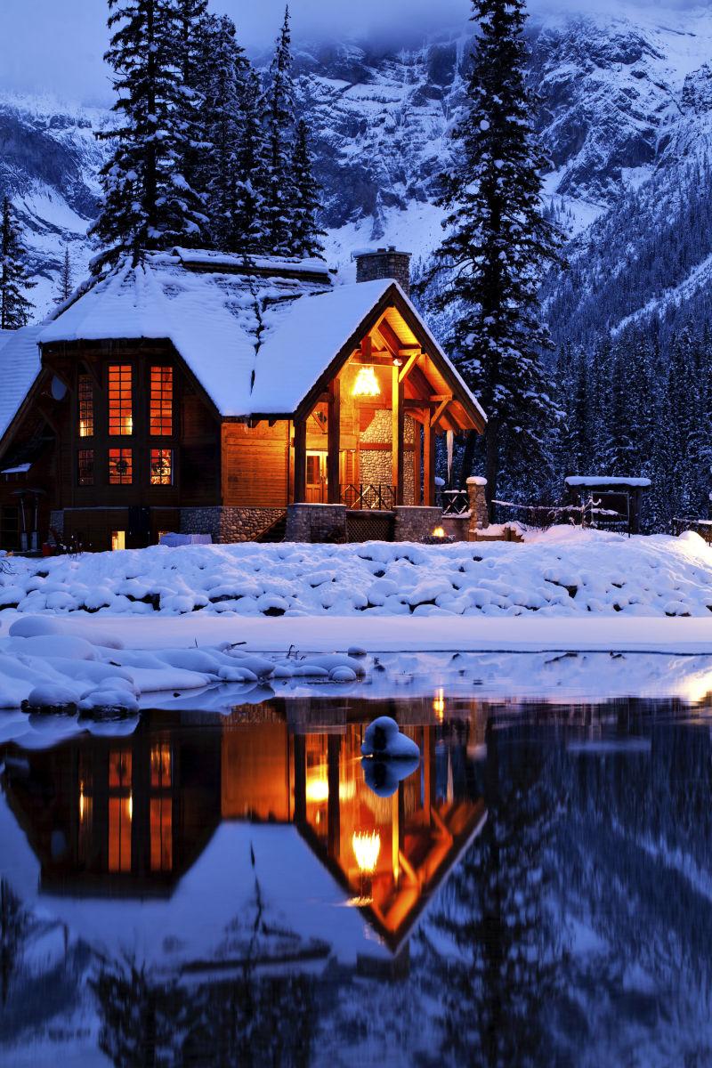 森林里覆盖着白雪的美丽木屋