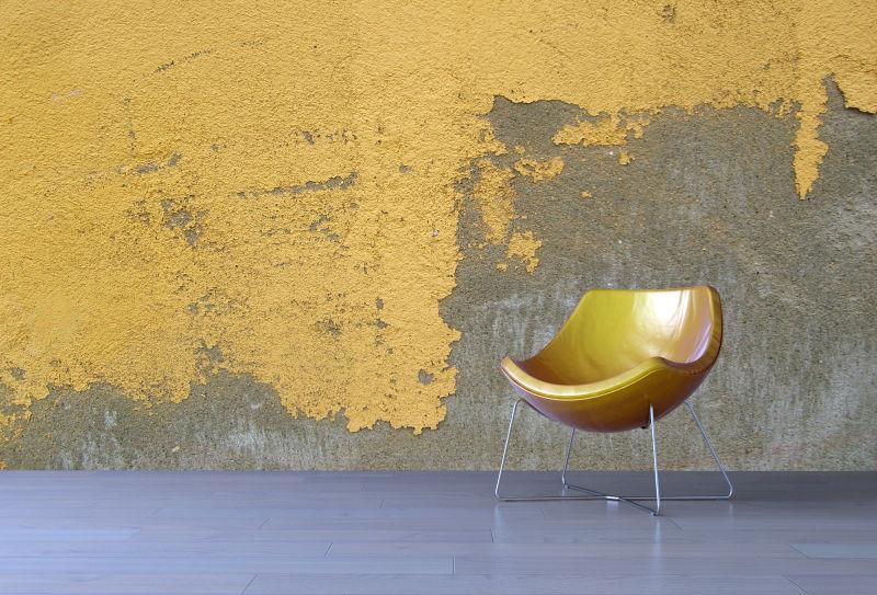 木地板上的黄色椅子
