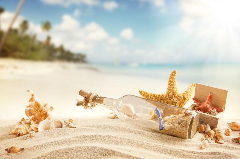 夏日沙滩上的海星与漂流瓶