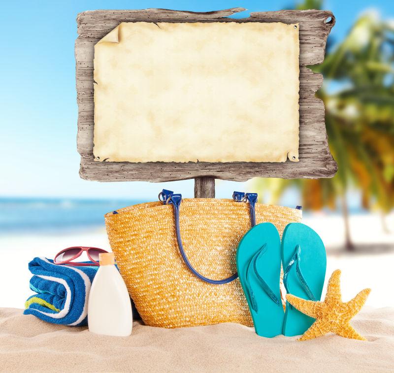夏日沙滩上的海星木板包包和蓝色拖鞋