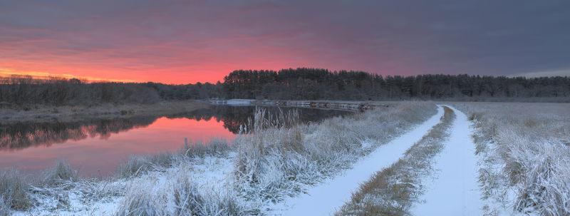 冬季河畔明亮的日出