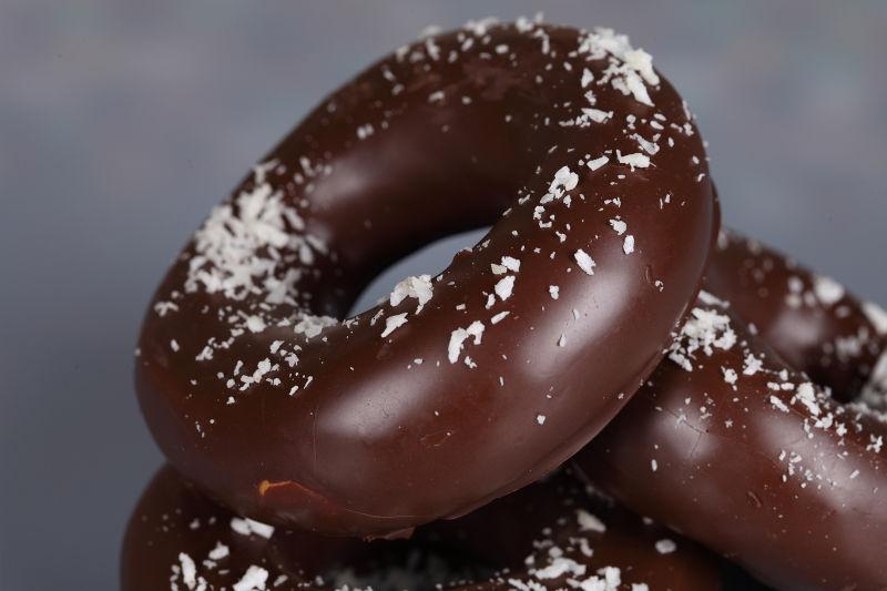 灰色背景上的褐色的巧克力甜甜圈