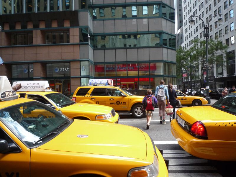 纽约街景中的黄色出租车