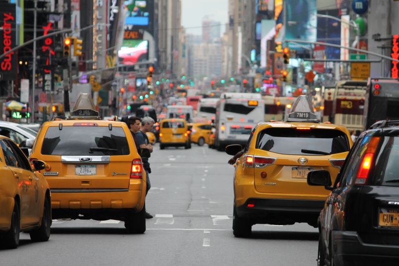 曼哈顿街头中心的黄色出租车