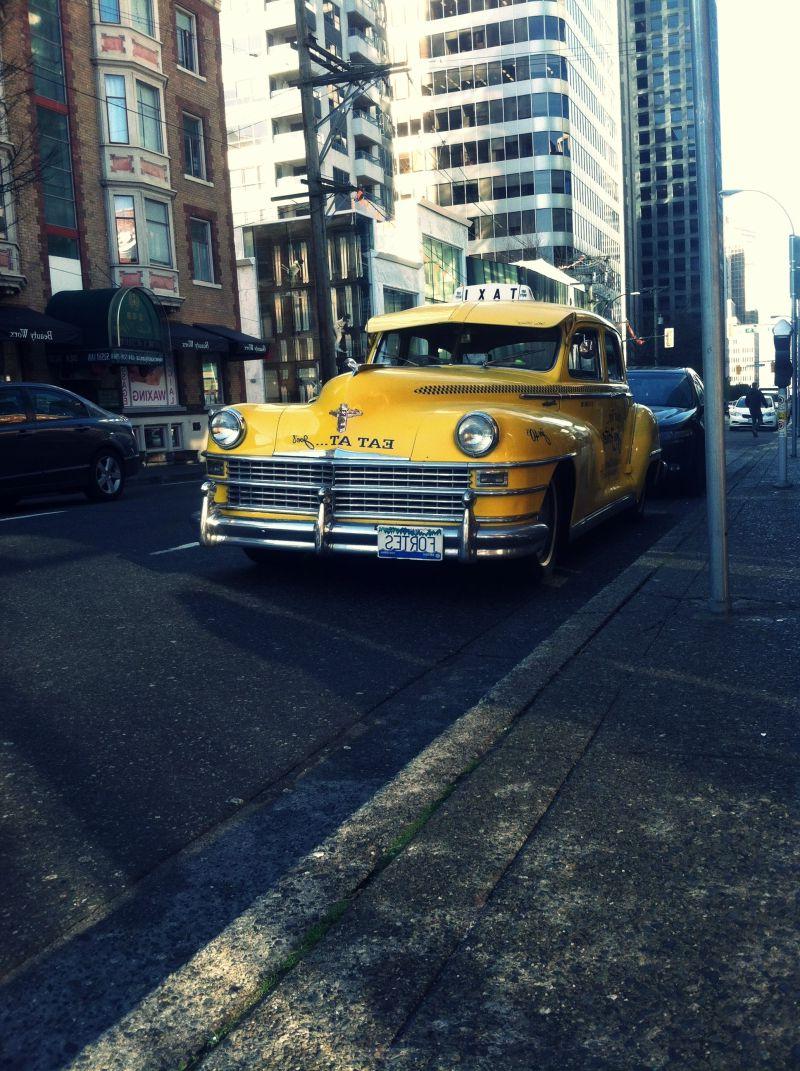 老式黄色出租车在纽约街头
