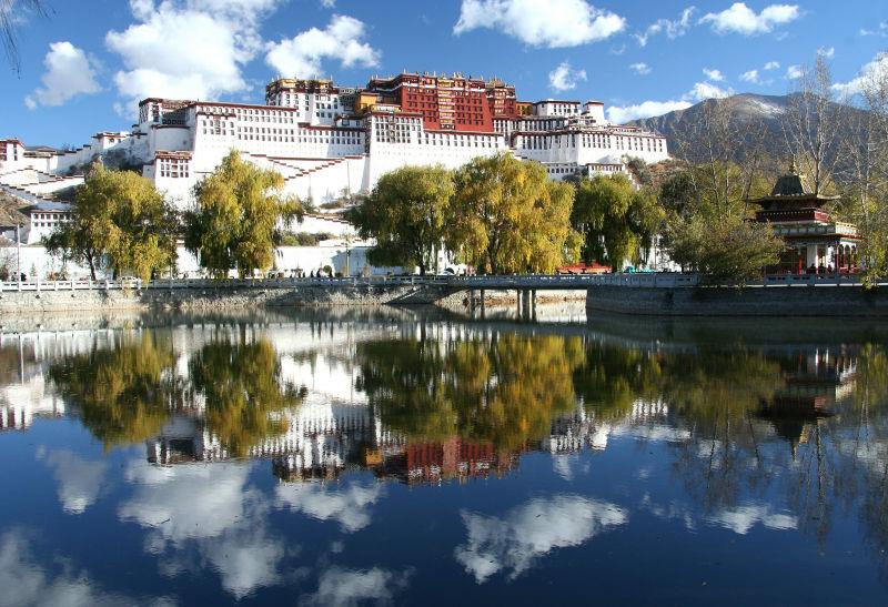 蓝天白云下的西藏布达拉宫美景