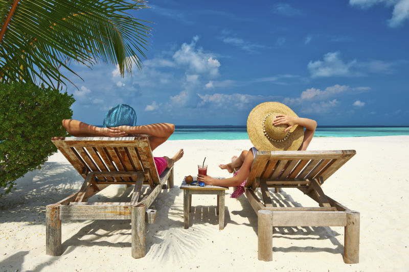 马尔代夫热带海滩上度假的夫妇