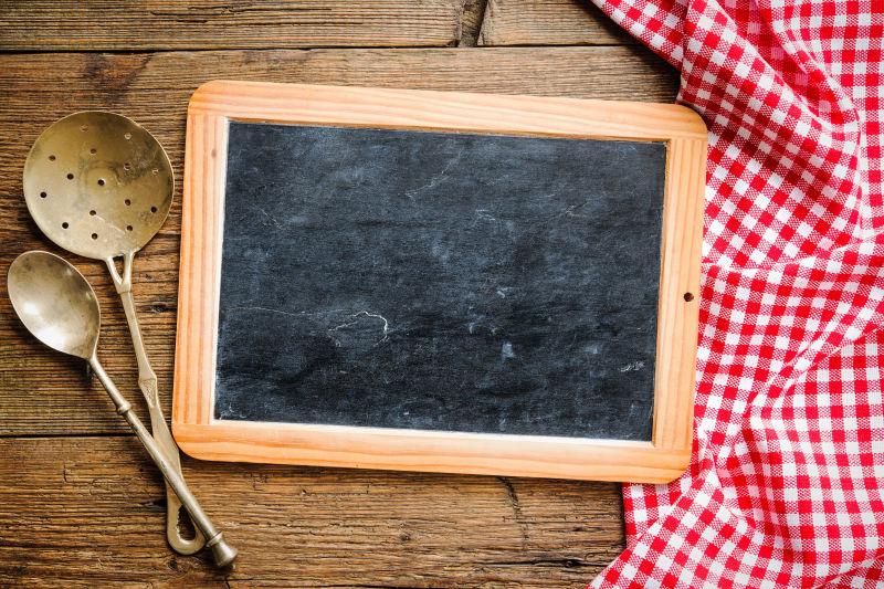 在黑板上用红色格子桌布做的厨房用具桌