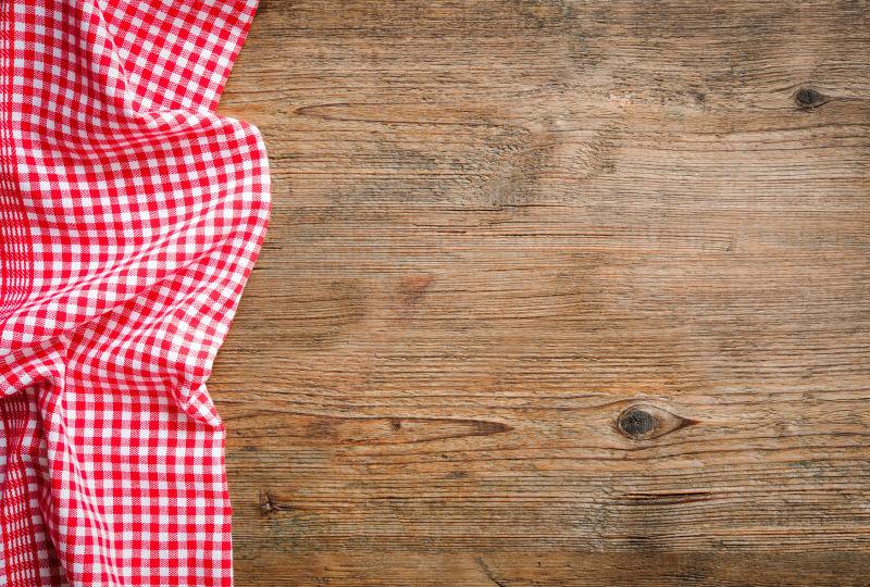 木制桌板上的红色格子餐布