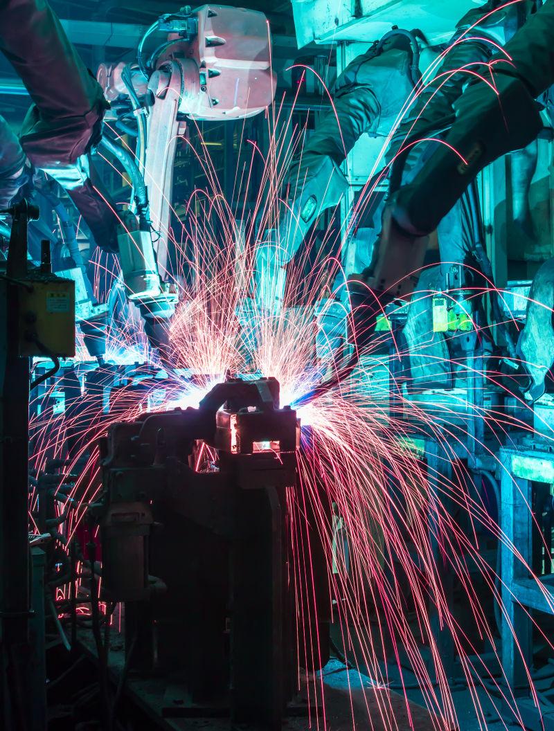 团队焊接机器人在工厂中工作