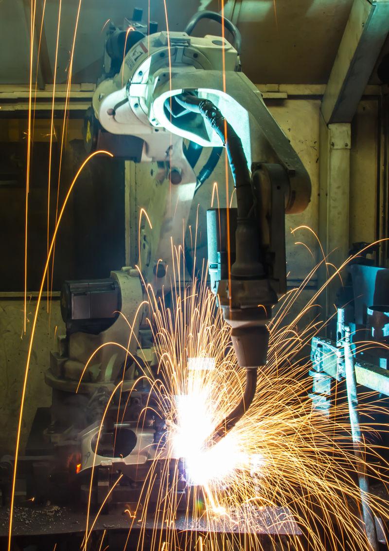 焊接机器人在工厂工作