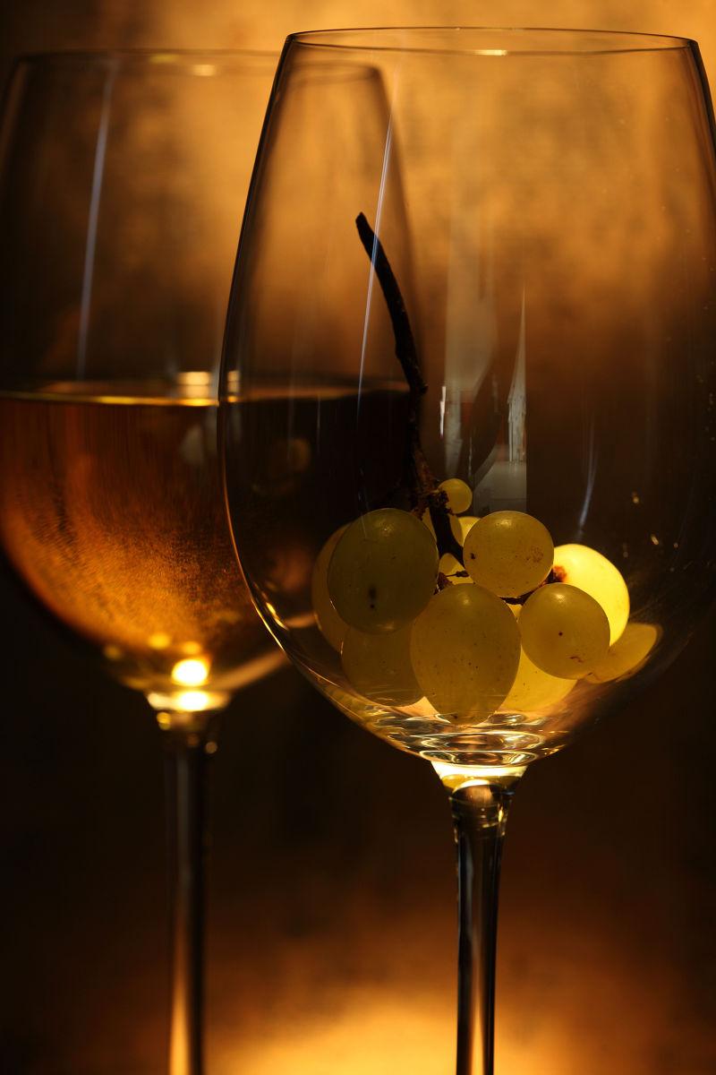 美味的葡萄酒和酒杯里的葡萄
