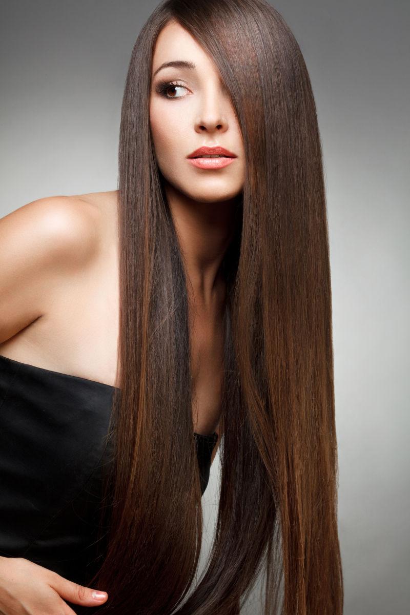 美丽性感的女人拥有长长的直发