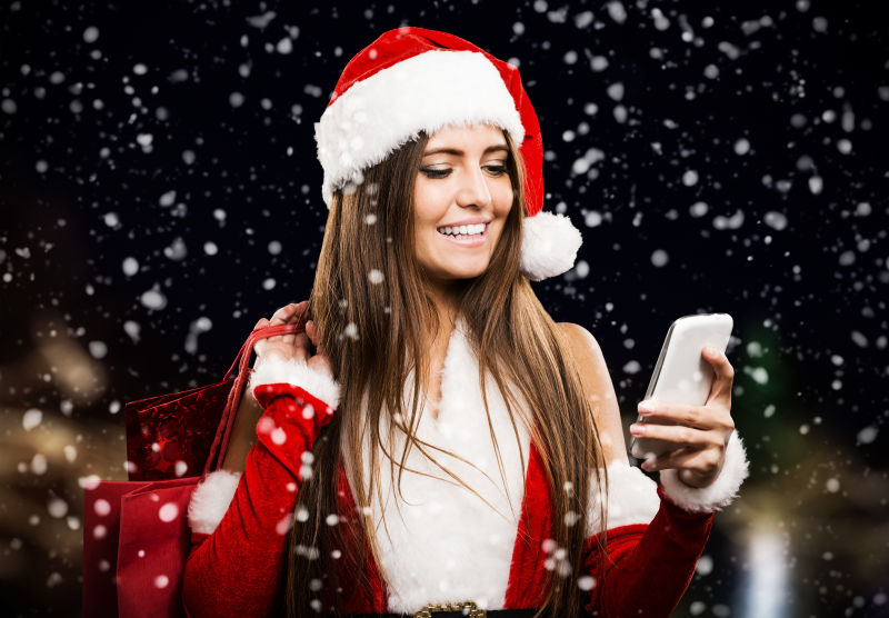 圣诞节玩手机的美女