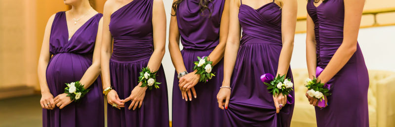 穿紫色裙子的年轻伴娘