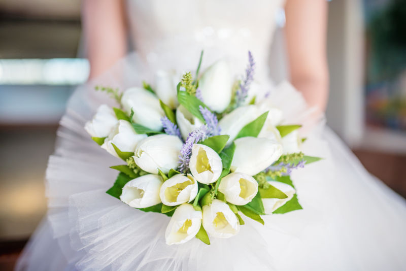 新娘手上拿的美丽的白色花束