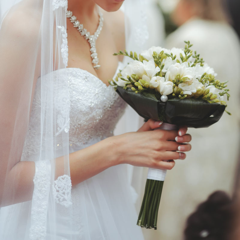 年轻漂亮的拿捧花的新娘