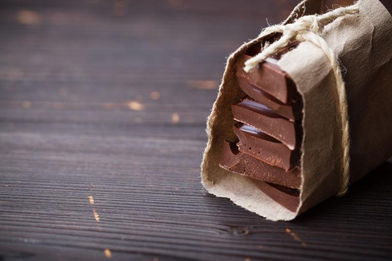 木桌上纸包装的巧克力