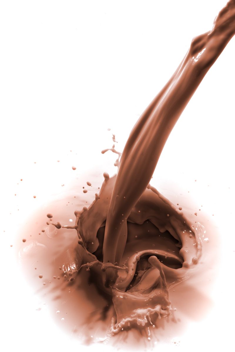 白色背景下倾倒的巧克力