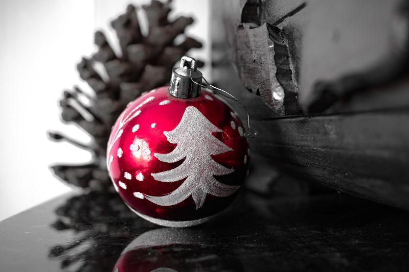 黑白背景下的红色圣诞礼物小球