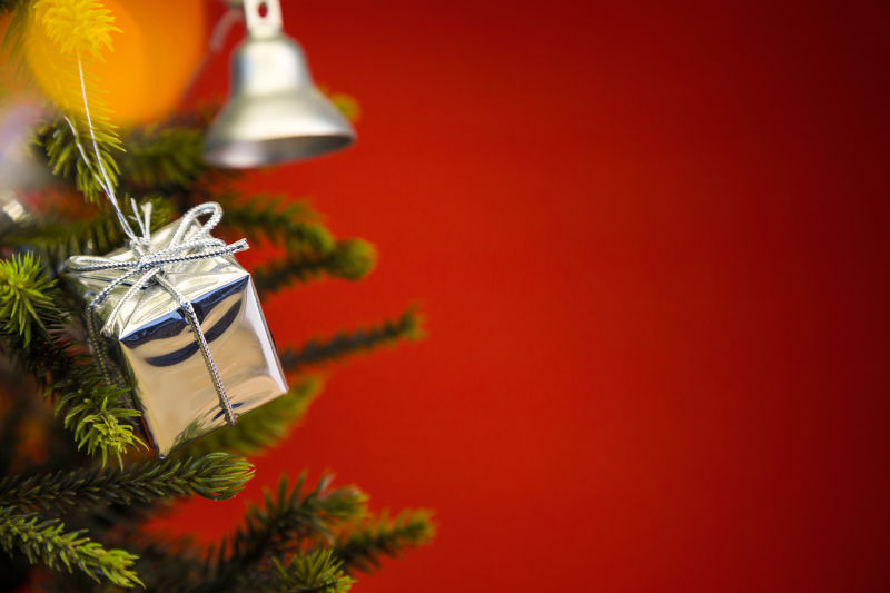 红色背景上的圣诞树与金色小礼物