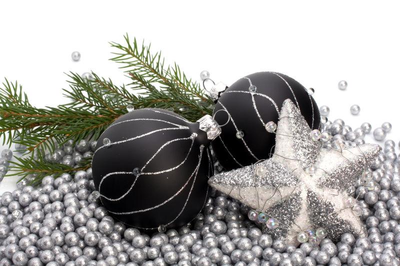 黑白背景中的圣诞节装饰品