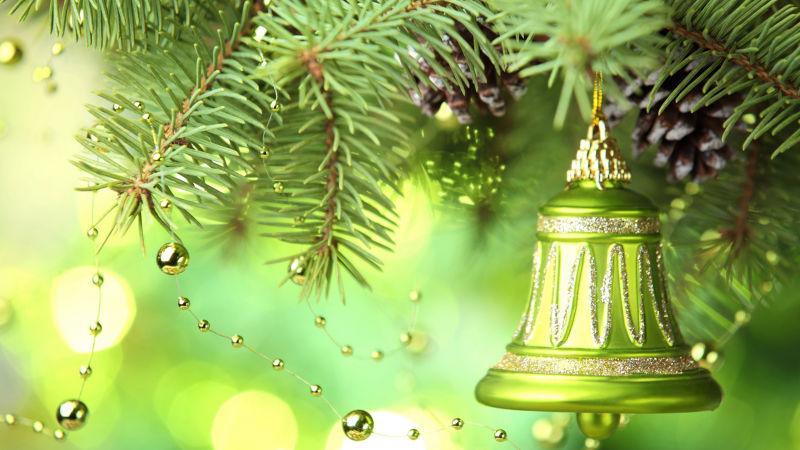 金色铃铛挂在圣诞树上