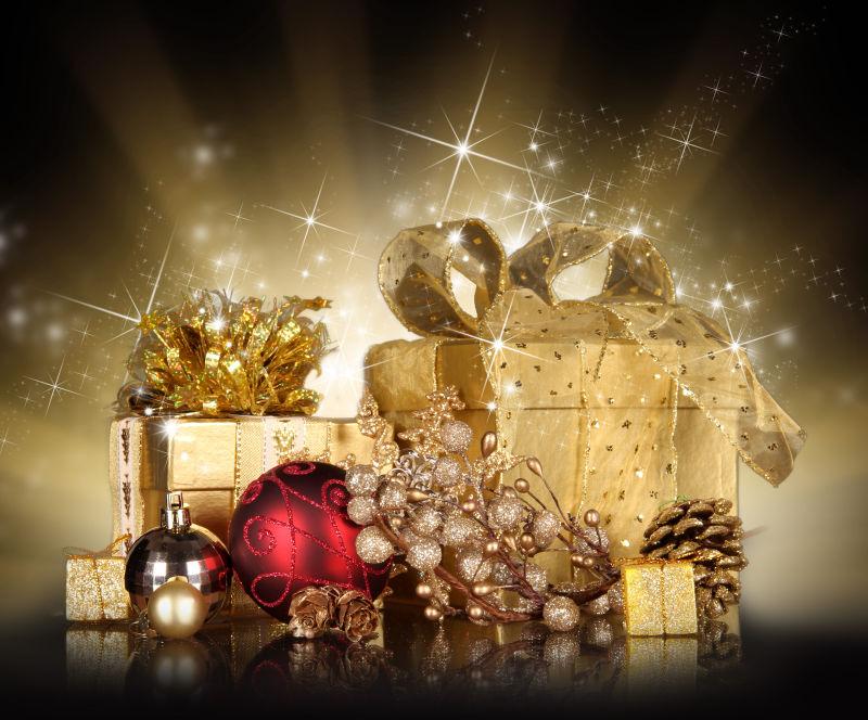 金色背景中圣诞礼物和装饰品