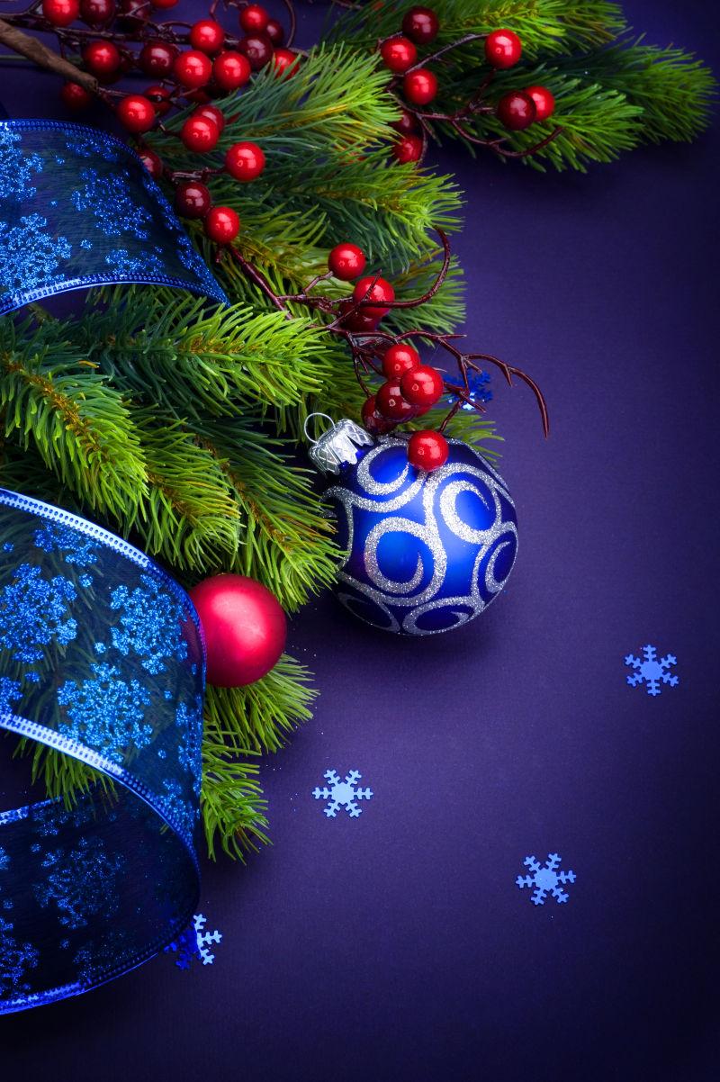 蓝色圣诞球和圣诞树枝