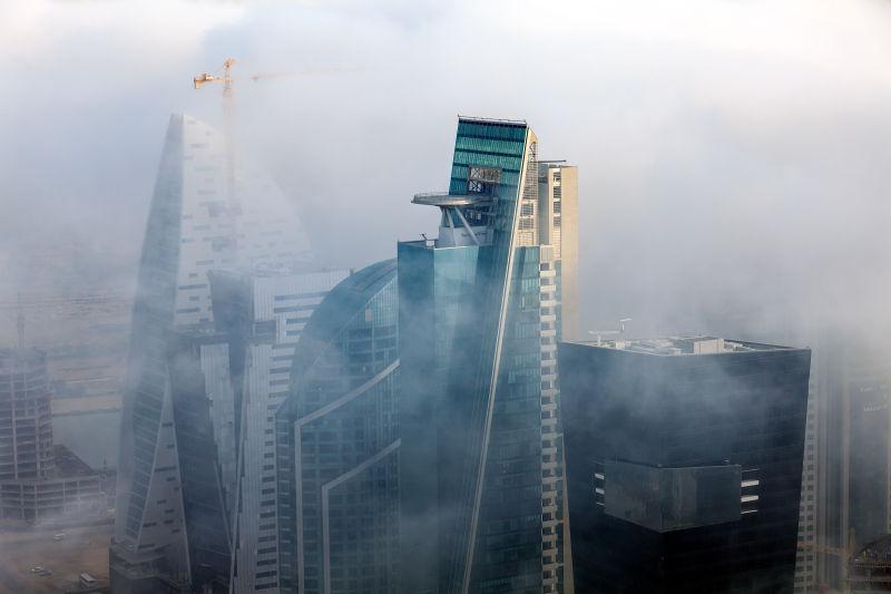 浓雾笼罩着迪拜市中心