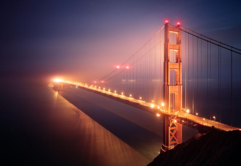 灯光迷雾下的金门大桥