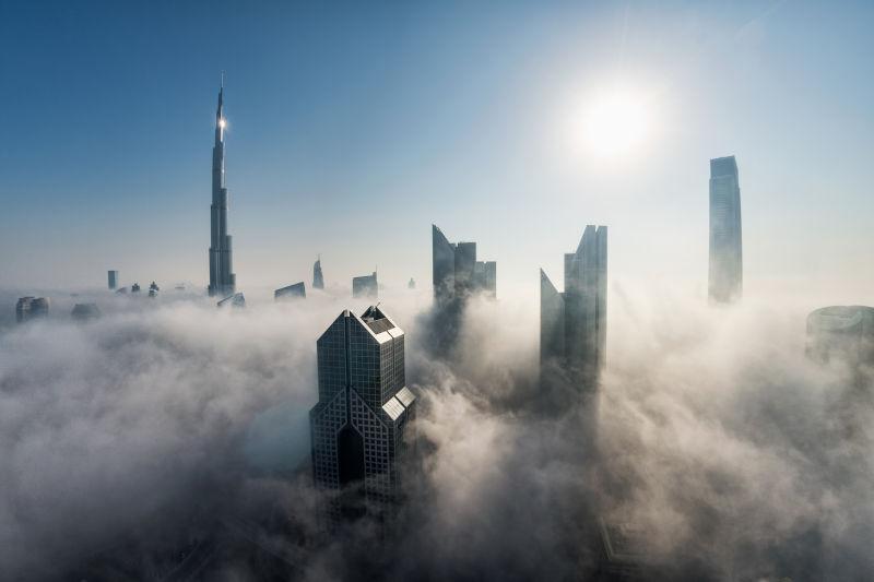雾霾下包围的城市