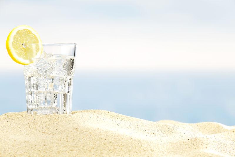 沙滩上的一杯柠檬茶水