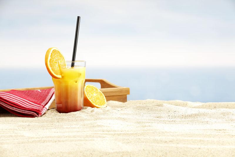 清凉一夏沙滩上的鸡尾酒